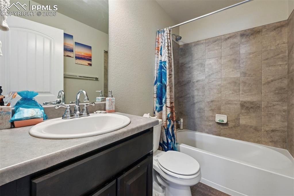 Image 18 of 33: Bathroom