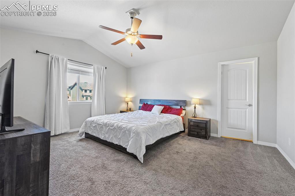 Image 22 of 33: Bedroom