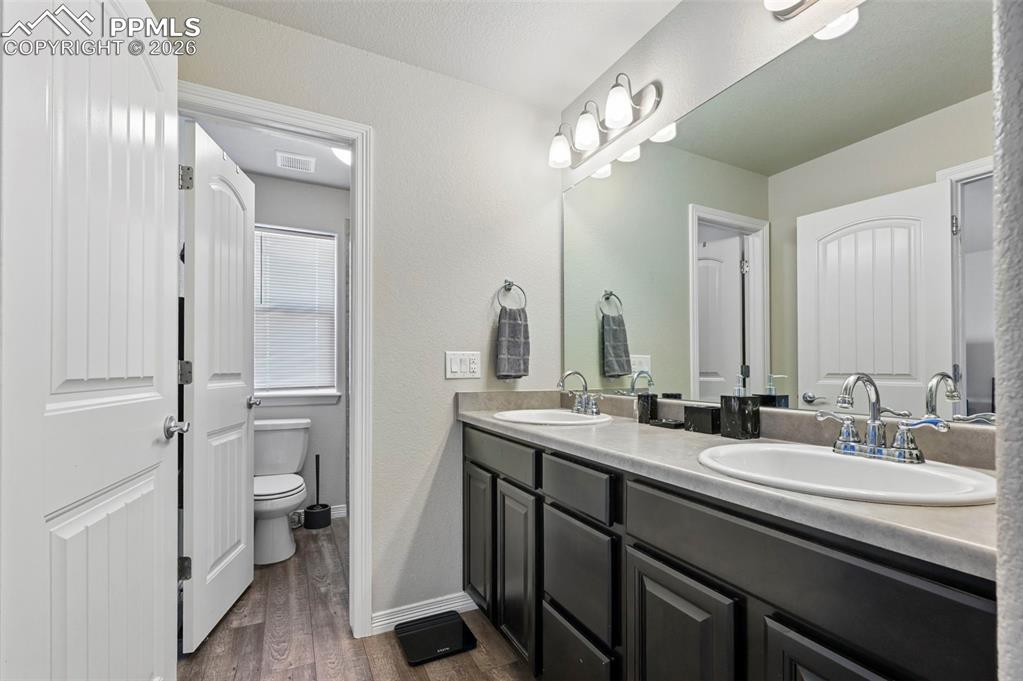 Image 26 of 33: Bathroom