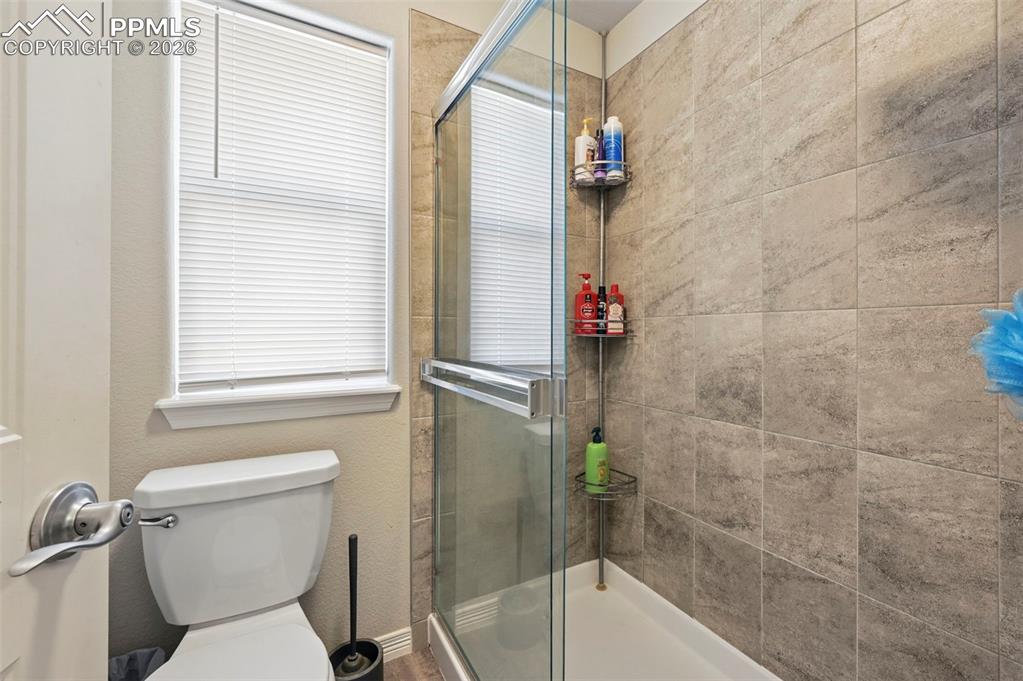 Image 28 of 33: Bathroom