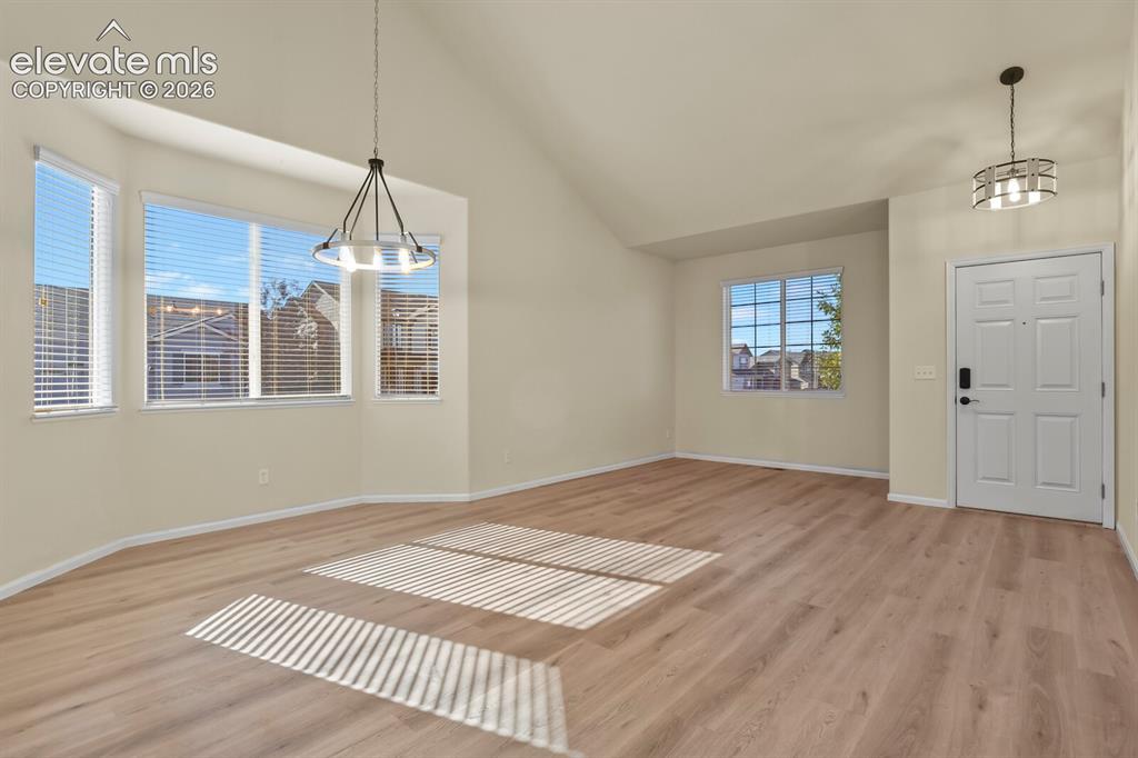 Image 13 of 43: Dining Area
