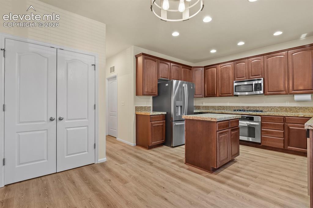 Image 17 of 43: Kitchen