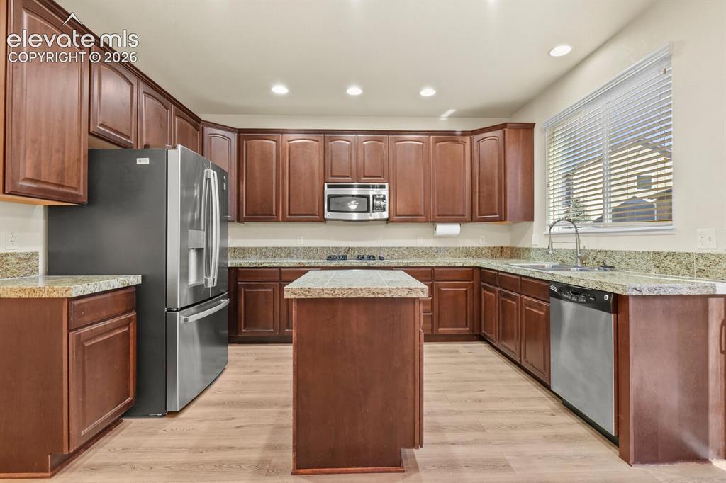 Image 18 of 43: Kitchen
