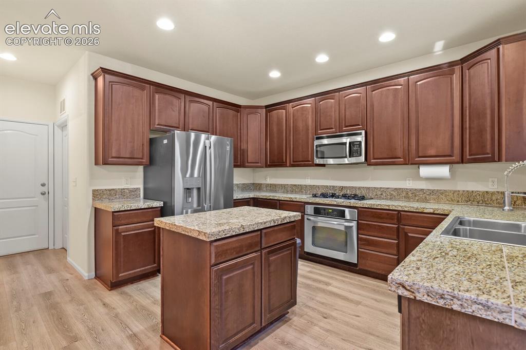 Image 19 of 43: Kitchen