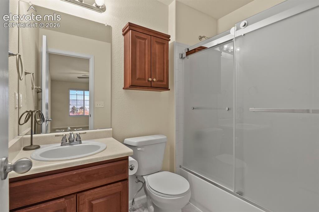 Image 34 of 43: Bathroom