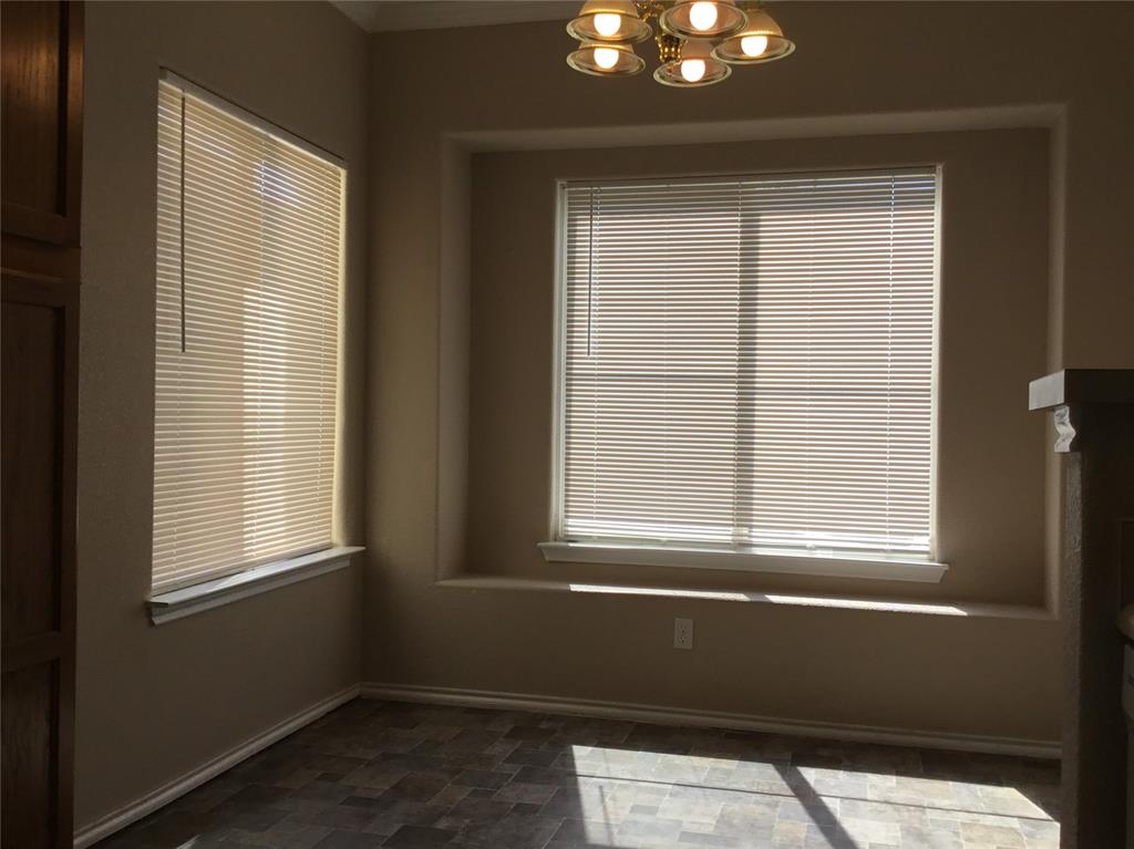 Image 5 of 7: Dining area