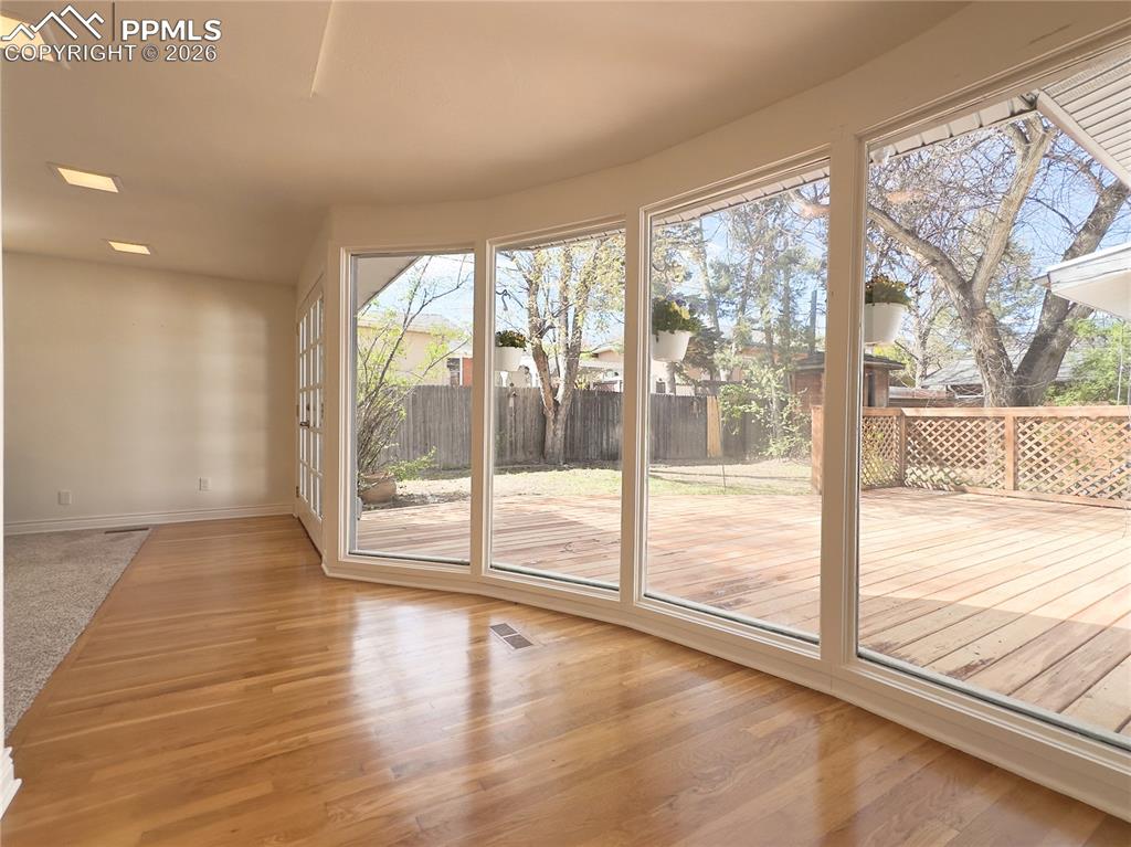 Image 16 of 37: Entry