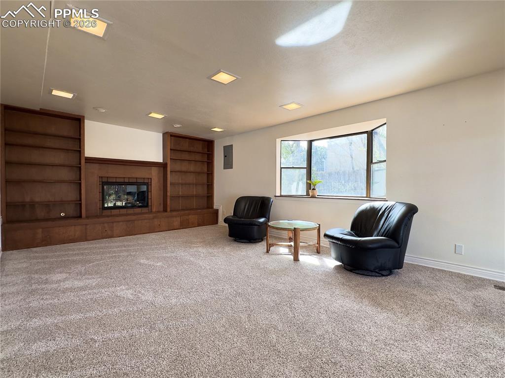 Image 17 of 37: Sitting Room