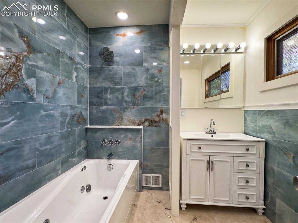 Image 22 of 37: Bathroom