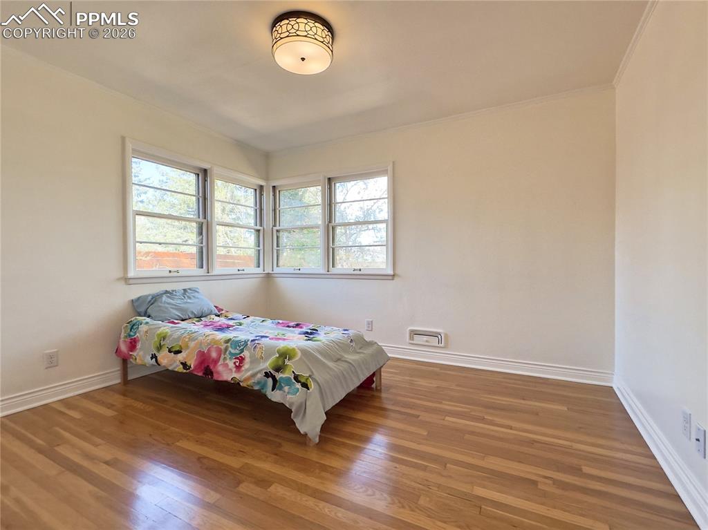 Image 23 of 37: Bedroom