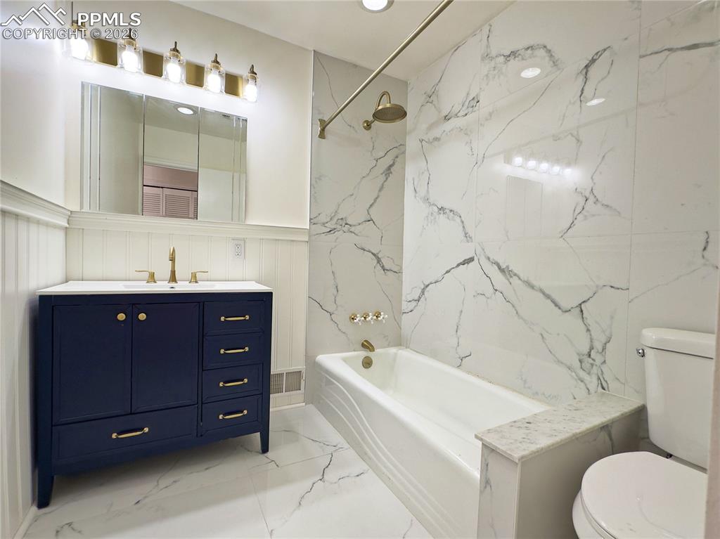 Image 24 of 37: Bathroom