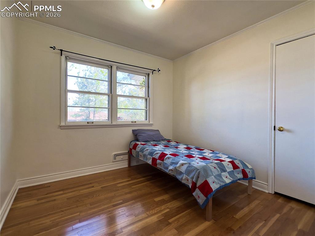 Image 25 of 37: Bedroom