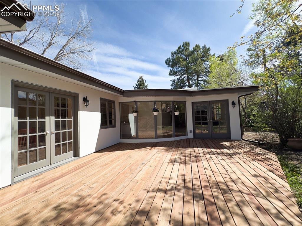 Image 27 of 37: Deck