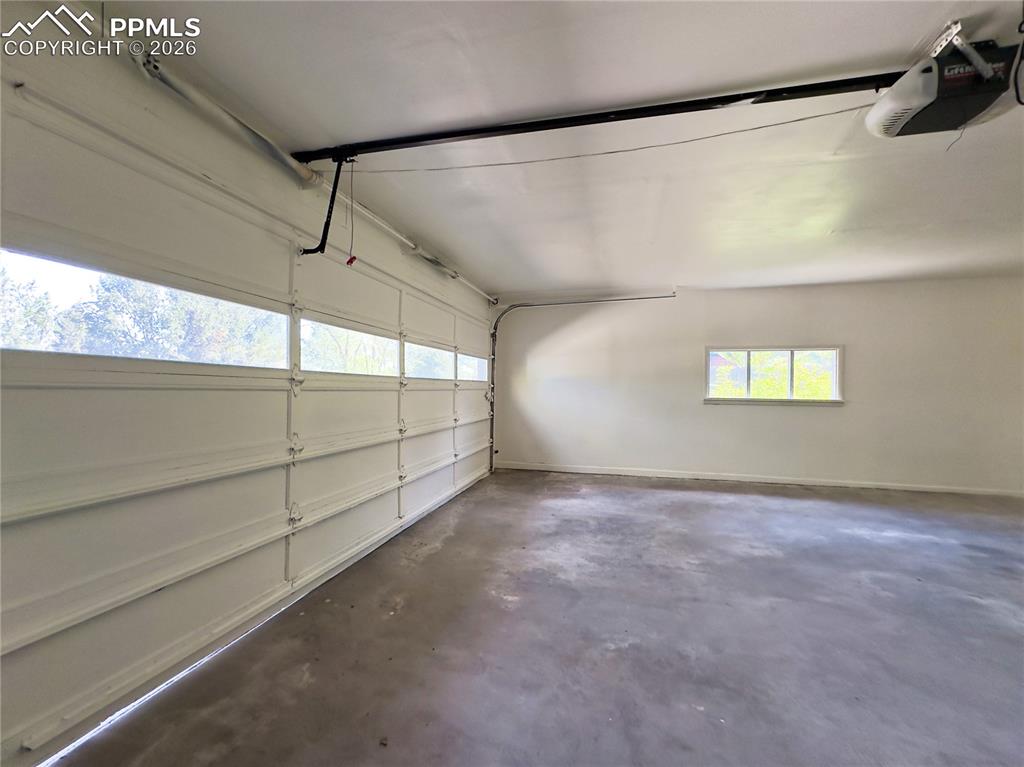 Image 34 of 37: Garage