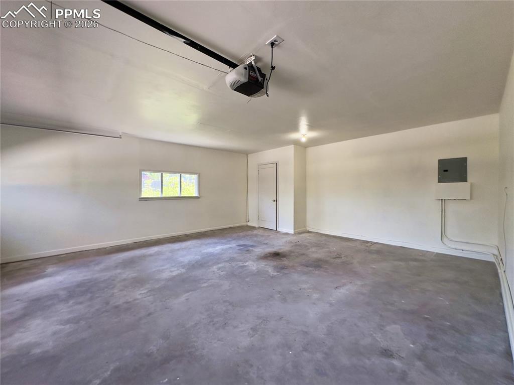 Image 35 of 37: Garage