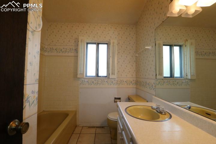 Image 14 of 32: Bathroom