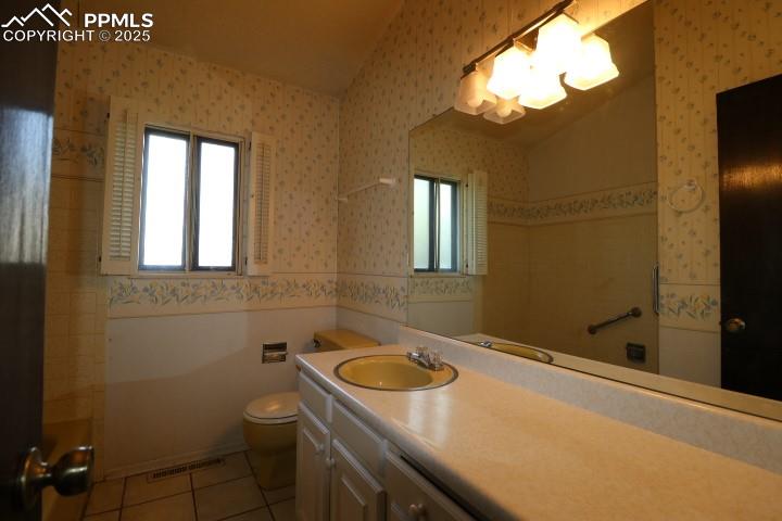 Image 15 of 32: Bathroom