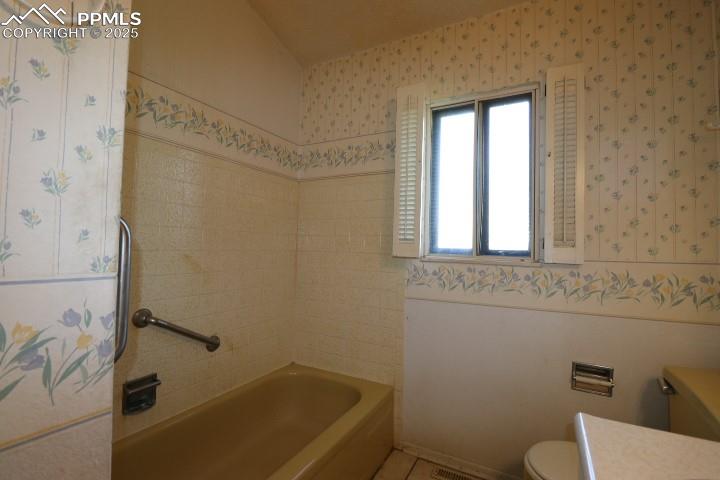 Image 16 of 32: Bathroom