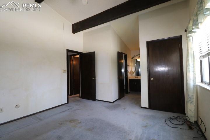 Image 17 of 32: Bedroom