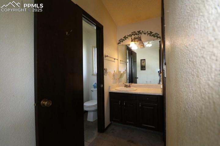 Image 21 of 32: Bathroom