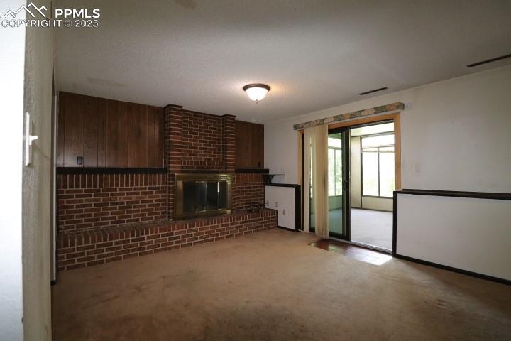 Image 22 of 32: Living Room