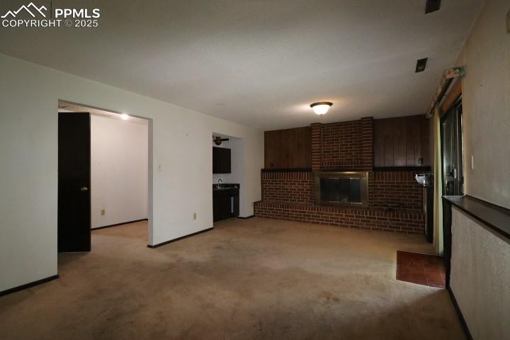 Image 23 of 32: Living Room