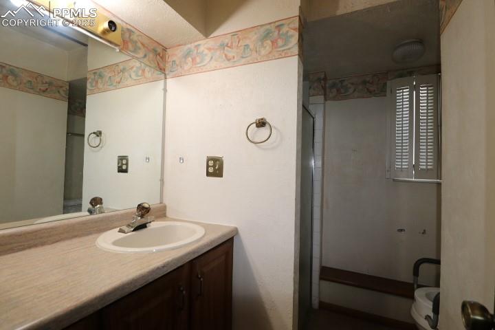 Image 27 of 32: Bathroom