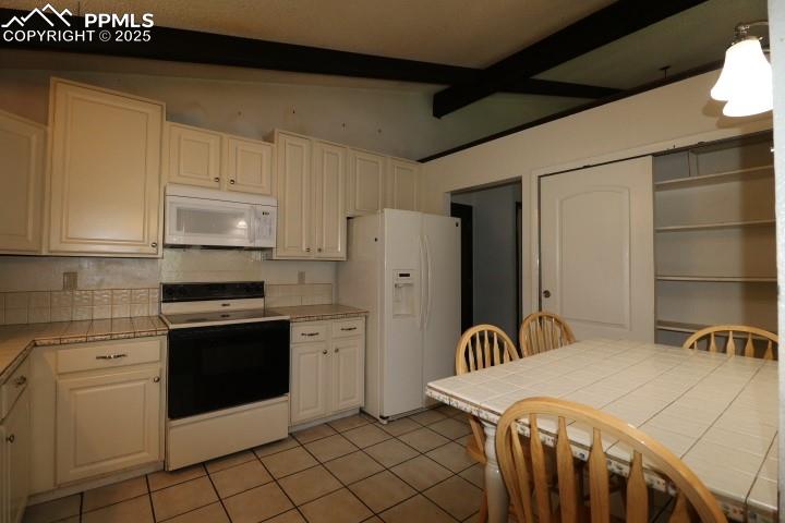 Image 7 of 32: Kitchen