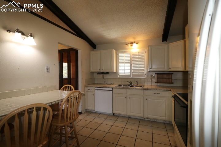 Image 8 of 32: Kitchen