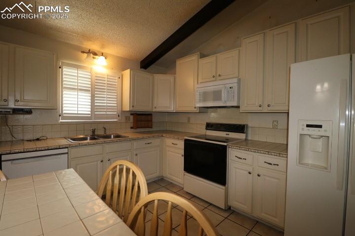 Image 9 of 32: Kitchen