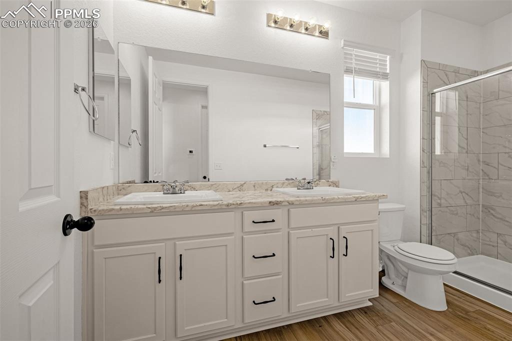 Image 16 of 27: Bathroom