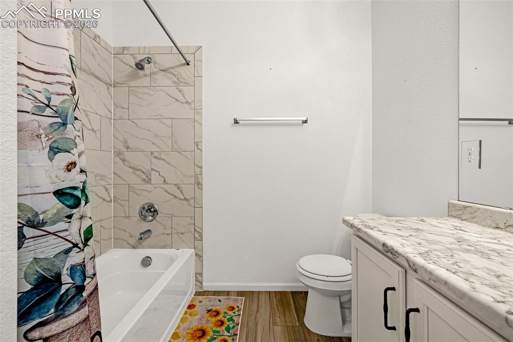 Image 19 of 27: Bathroom