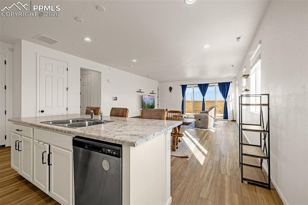 Image 7 of 27: Kitchen