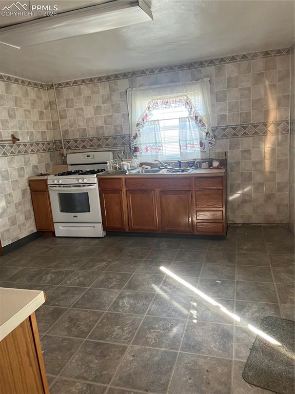 Image 12 of 16: Kitchen