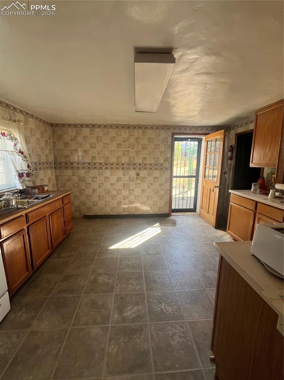 Image 13 of 16: Kitchen