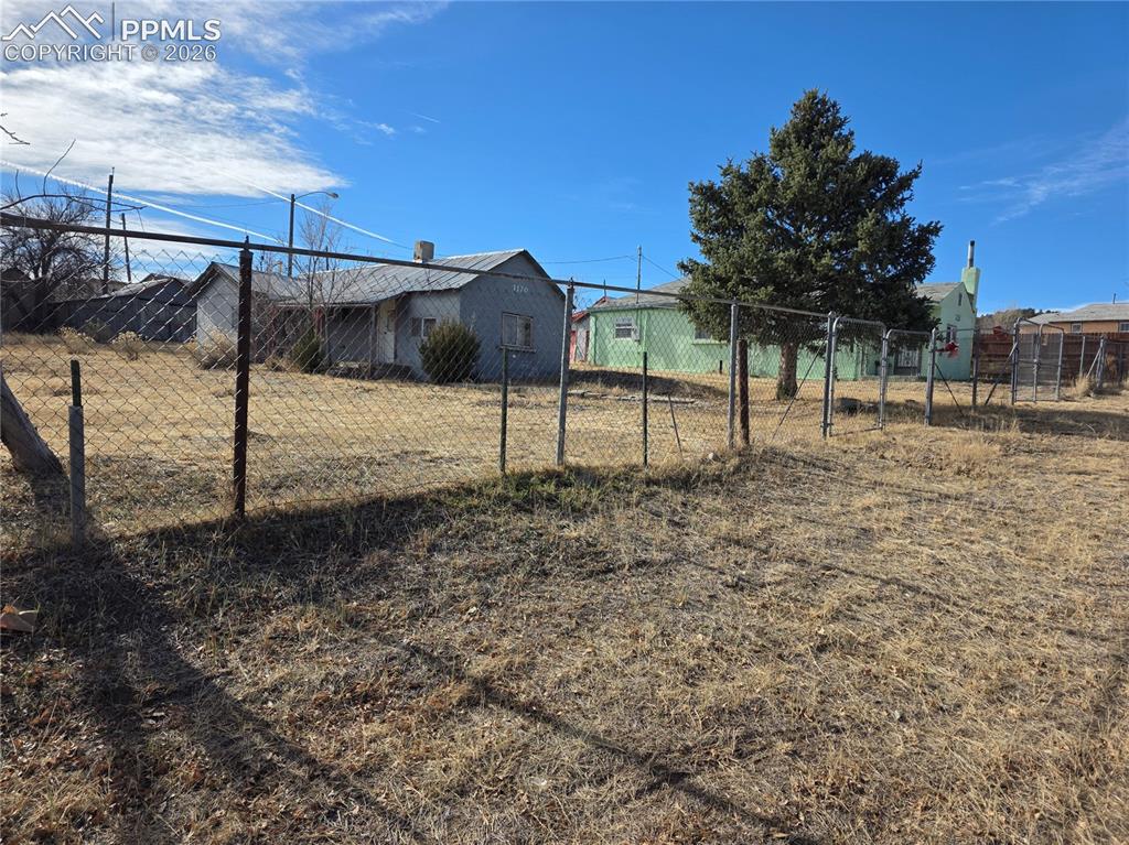 Image 2 of 16: Yard