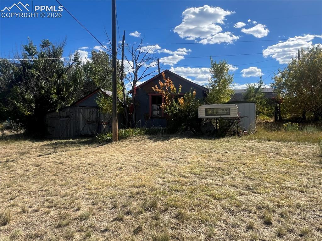 Image 6 of 16: Yard