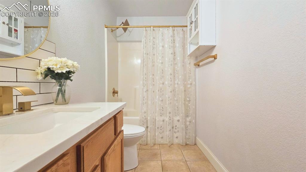 Image 15 of 41: Bathroom 2 - Spacious with new quartz countertops, lighting, mirror, backsp