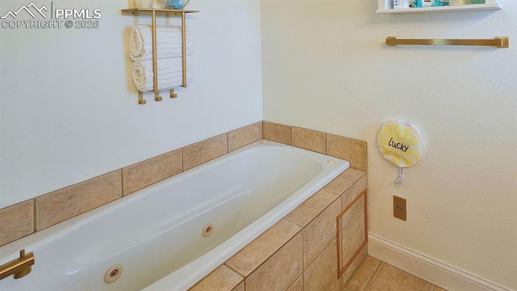 Image 20 of 41: Bathroom En-Suite Soaking tub with jets and new faucets