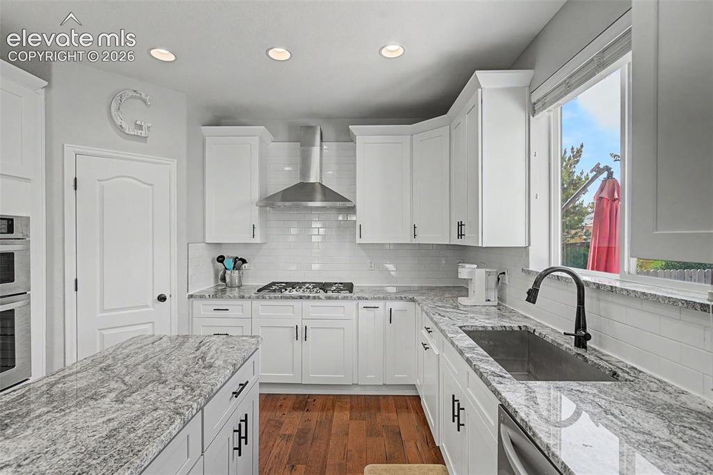Image 7 of 46: Kitchen