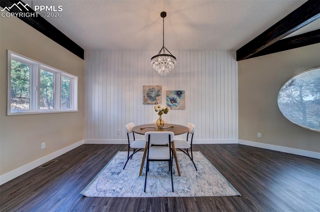 Image 15 of 49: Dining Area