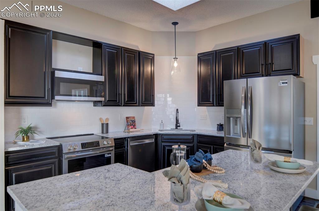 Image 19 of 49: Kitchen