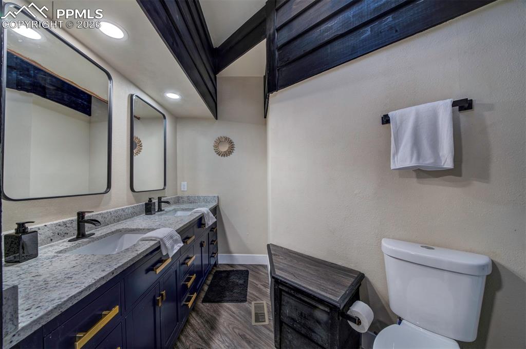 Image 34 of 49: Bathroom