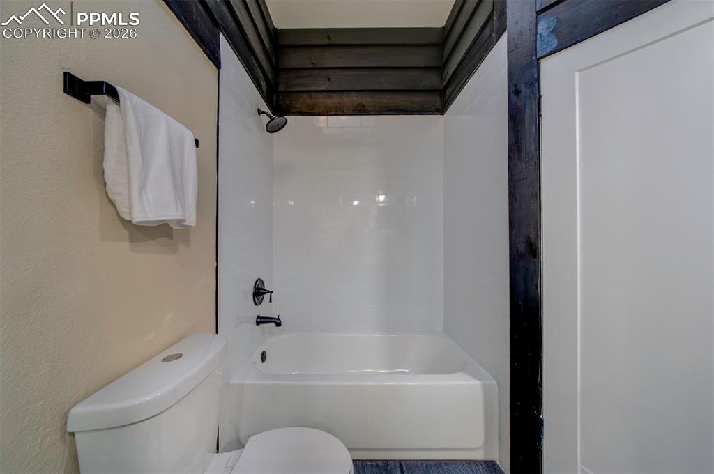 Image 36 of 49: Bathroom