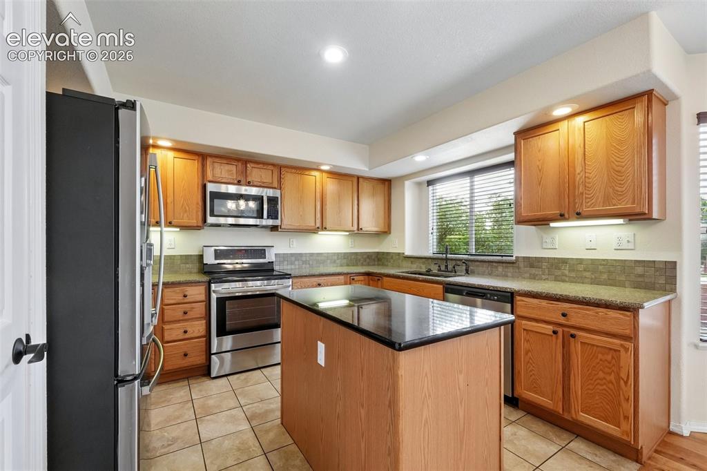 Image 7 of 25: Kitchen