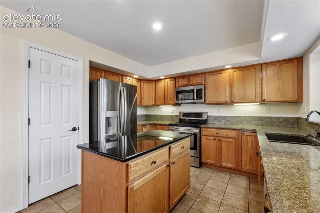 Image 8 of 25: Kitchen
