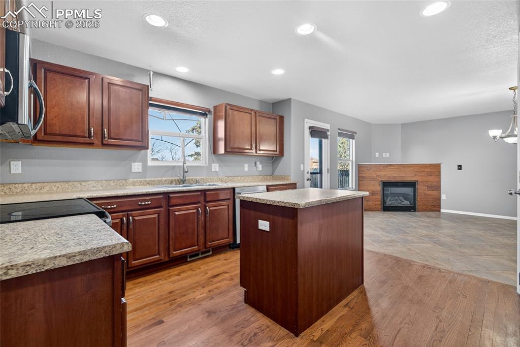 Image 13 of 24: Kitchen