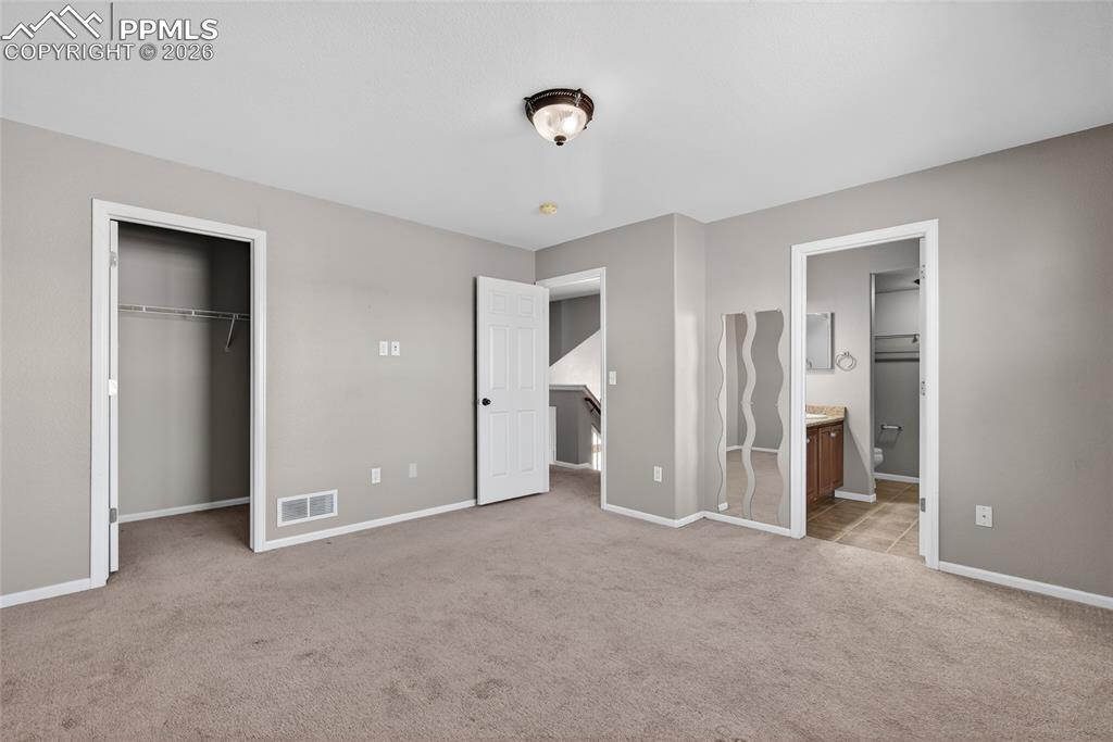 Image 16 of 24: Bedroom