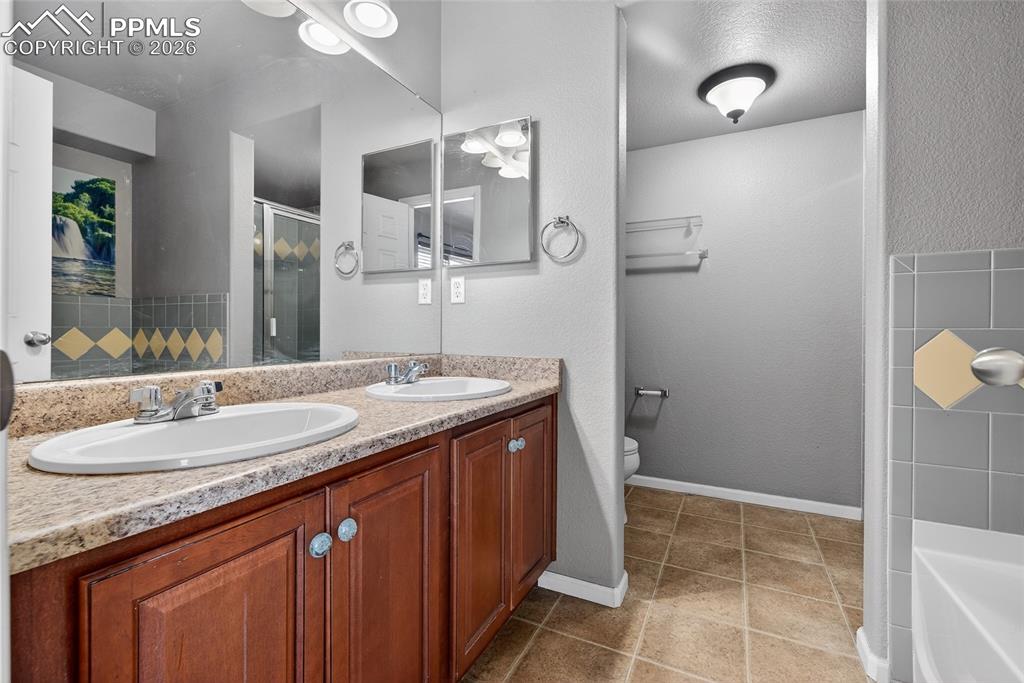 Image 17 of 24: Bathroom