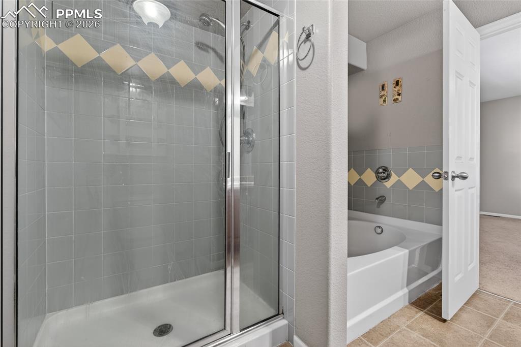 Image 18 of 24: Bathroom